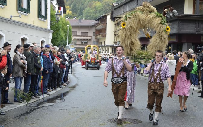 Prachtvolle Ährengebinde wurden durch die Straßen getragen.