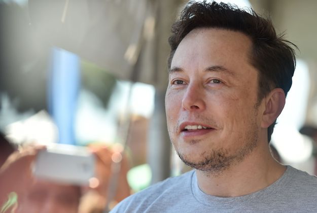 Elon Musk. Nettovermögen: 151 Milliarden Dollar | Er setzte sich für ein paar Wochen an die Spitze der reichsten Männer der Welt, bis er wieder von Bezos überholt wurde. Der Mann ist verantwortlich für Tesla, eine der revolutionärsten Autofirmen der Gegenwart, die verspricht, die Art und Weise, wie Menschen reisen, zu verändern. Und dann wäre da noch SpaceX, sein Weltraum-Start-Up, das nicht nur darauf abzielt, den Menschen zum Mars zu bringen, sondern auch die Raumfahrt anzukurbeln und Technologien im Weltraum zu etablieren, die unter anderem dem gesamten Planeten helfen sollen.