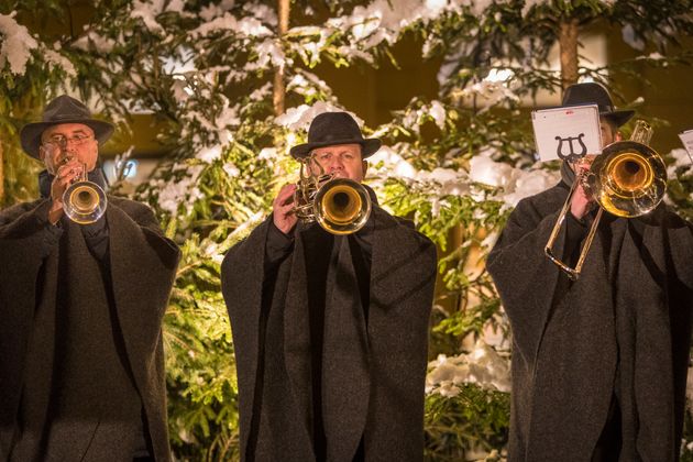 An mehreren Stationen stimmten alle gemeinsam Weihnachtslieder an.