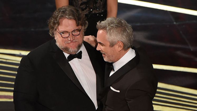 Mexikaner unter sich: Vorjahrespreisträger Guillermo Del Toro überreichte Alfonso Cuaron den Regie-Oscar.