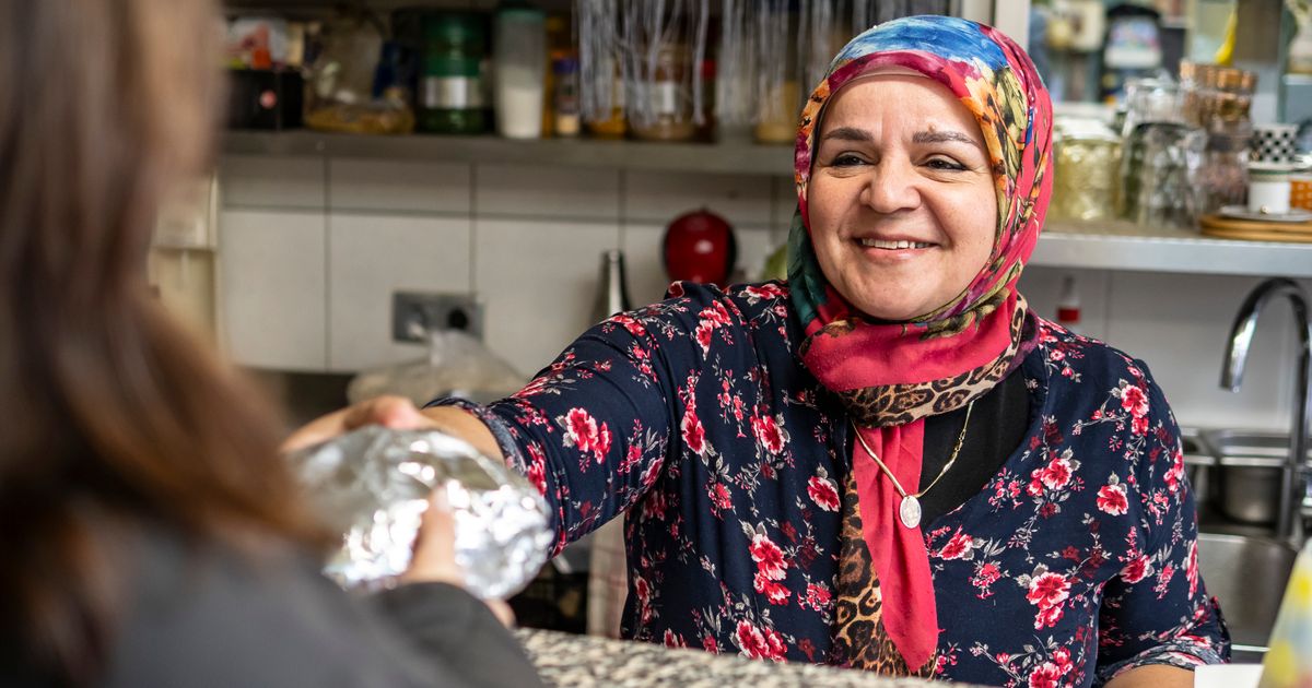 Wie-die-Frau-mit-Kopftuch-zur-starken-D-ner-K-nigin-von-St-Nikolaus-wurde