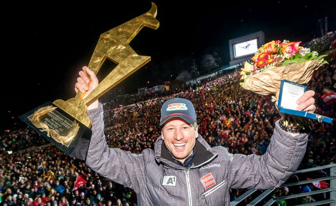 Jänner: Hannes Reichelt holt sich bei der Abfahrt in Kitzbühel den Sieg. Zwei Tage später gibt der Wahl-Innsbruck sein Olympia-Aus wegen eines Bandscheibenvorfalls bekannt.