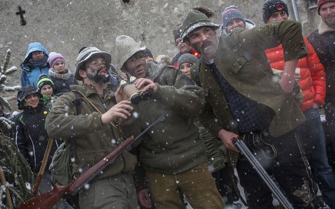Die Milser Bären wurden mit ohrenbetäubenden Gewehrsalven von der Jägerschaft "erlegt".