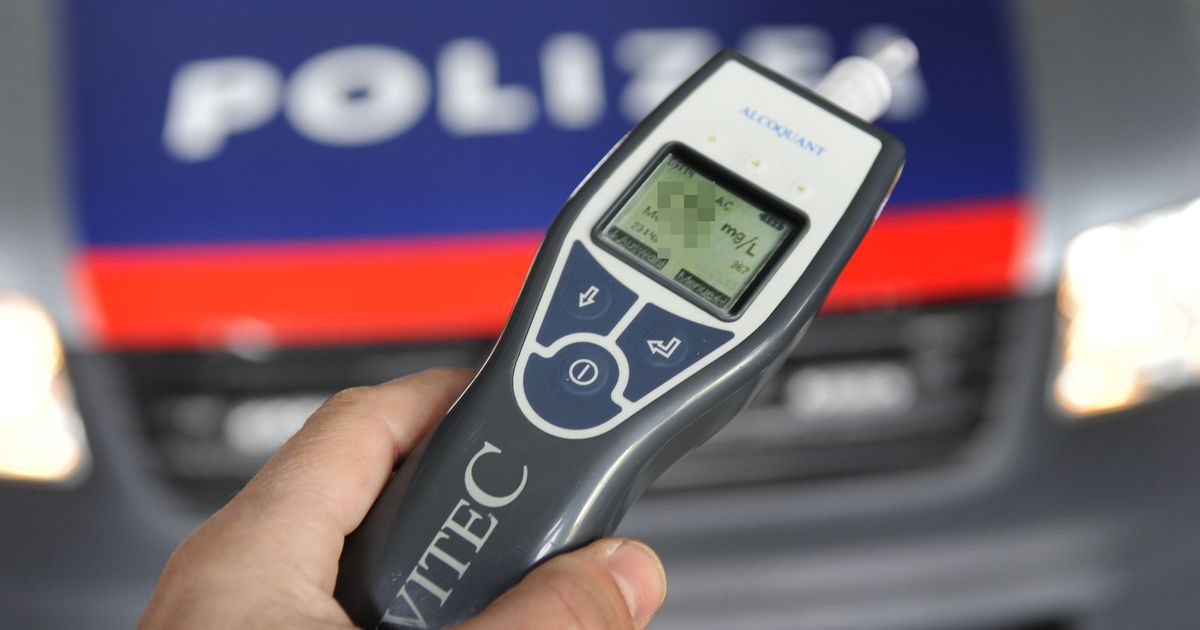 Betrunkener-Pkw-Lenker-touchierte-beim-Ausparken-Polizeiauto