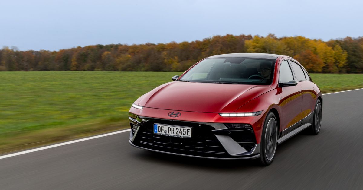 Feinschliff-f-r-Hyundais-elegante-elektrische-Coup-Limousine