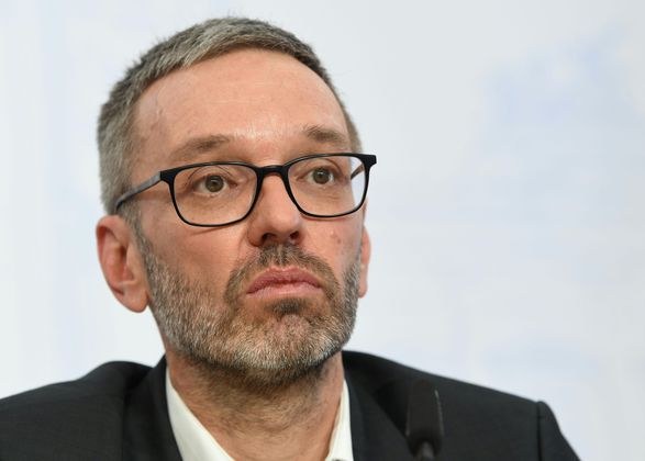 "Es gibt nichts zu besprechen. Ich habe ihm damals gesagt, dass er sich aus der Politik zurückziehen und sich genieren soll."  Mit Heinz-Christian Strache auch.