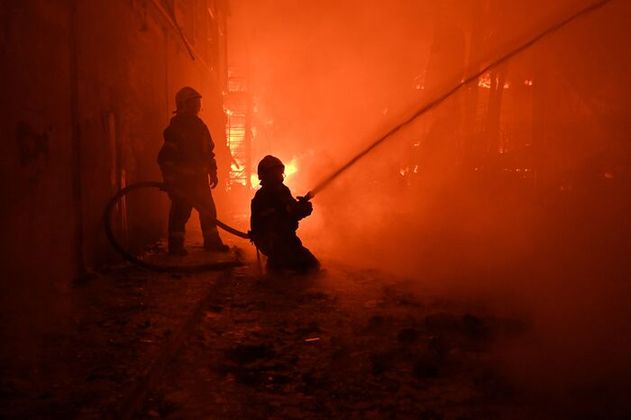 Ukrainische Feuerwehrleute löschen nach einem russischen Luftangriff einen Brand in einem Markt.