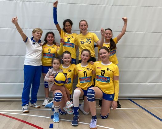 Hände hoch – nicht nur am Block: die U13-Meisterinnen vom VC Tirol.