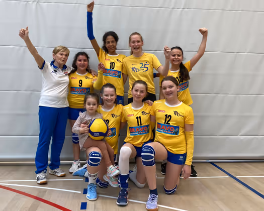 Hände hoch – nicht nur am Block: die U13-Meisterinnen vom VC Tirol.