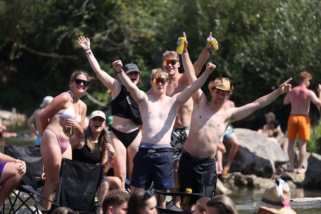 ABD0034_20230817 - ST. P÷LTEN - ÷STERREICH: ZU APA0148 VOM 17.8.2023 - Besucher des Frequency Festivals in St. Pˆlten am Donnerstag, 17. August 2023. Rund 150.000 erwartete Besucherinnen und Besucher werden ab heute drei Tage lang mit Kl‰ngen aus den diversesten Genres begl¸ckt. - FOTO: APA/FLORIAN WIESER