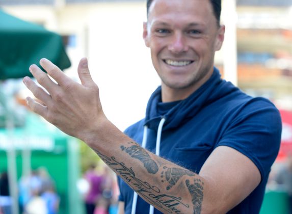 Fußballer Marcel Schreter stellte seine Tätowierung zur Schau, die die Fußabdrücke seiner Kinder darstellt...