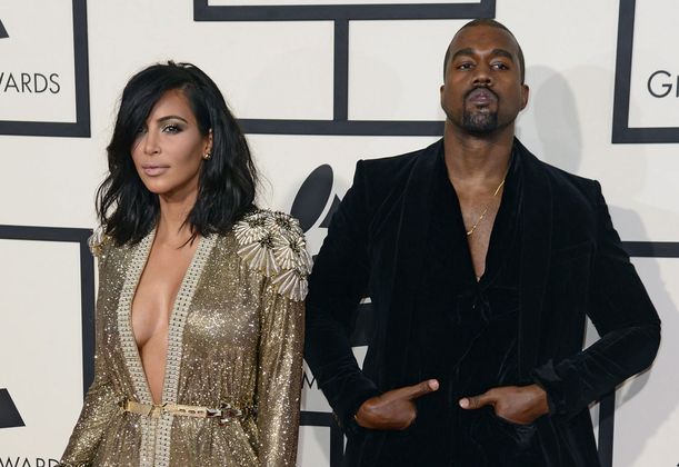 Wo Kim Kardashian (34) und Ehemann Kanye West (37) in den USA auftauchen, sorgen sie für Gesprächsstoff. Kardashian kam in einer Art goldenem Bademantel zur Grammy-Verleihung. Von hinten sah das sehr elegant aus - doch vorn wurde die Robe nur von einem Gürtel zusammengehalten. Entsprechend viel Haut war zu sehen.