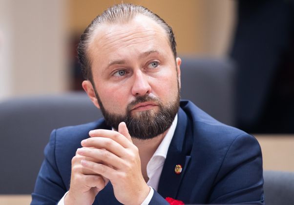 Vergessen schien fürs erste auch der interne Streit bei den Sozialdemokraten, der sich an einem Bericht entzündet hatte, wonach Ex-SPÖ-Bundesgeschäftsführer Max Lercher als Leykam-Vorstand ein 20.000-Euro-Salär der Partei bezieht, was freilich sachlich falsch ist. Lercher sah eine Intrige und deutete an, dass diese aus der Parteizentrale gekommen war. Nunmehr sah er nach der gestrigen Klubsitzung einiges wieder ausgeräumt und eine positive Zukunft für seine Partei. Mit Parteichefin Rendi-Wagner wurde im Plenum angeregt geplaudert. Weiter machen damit kann man bereits am Abend, wenn die Mandatare zu einem Empfang beim Bundespräsidenten geladen sind.