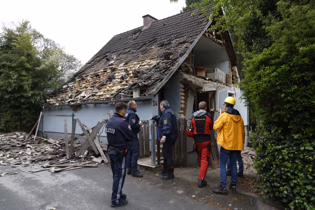 ABD0010_20240502 - HART BEI GRAZ - STERREICH: ZU APA0067 VOM 2.5.2024 - Ein Mann (72) ist am Donnerstag, 2. Mai 2024, in Hart bei Graz offenbar nach einer Gasexplosion in seinem Haus "schwerst verletzt" worden, wie ein Polizist der APA sagte. Eine Hauswand ist eingestrzt. Im Bild: Einsatzkrfte am Unglcksort. - FOTO: APA/ERWIN SCHERIAU