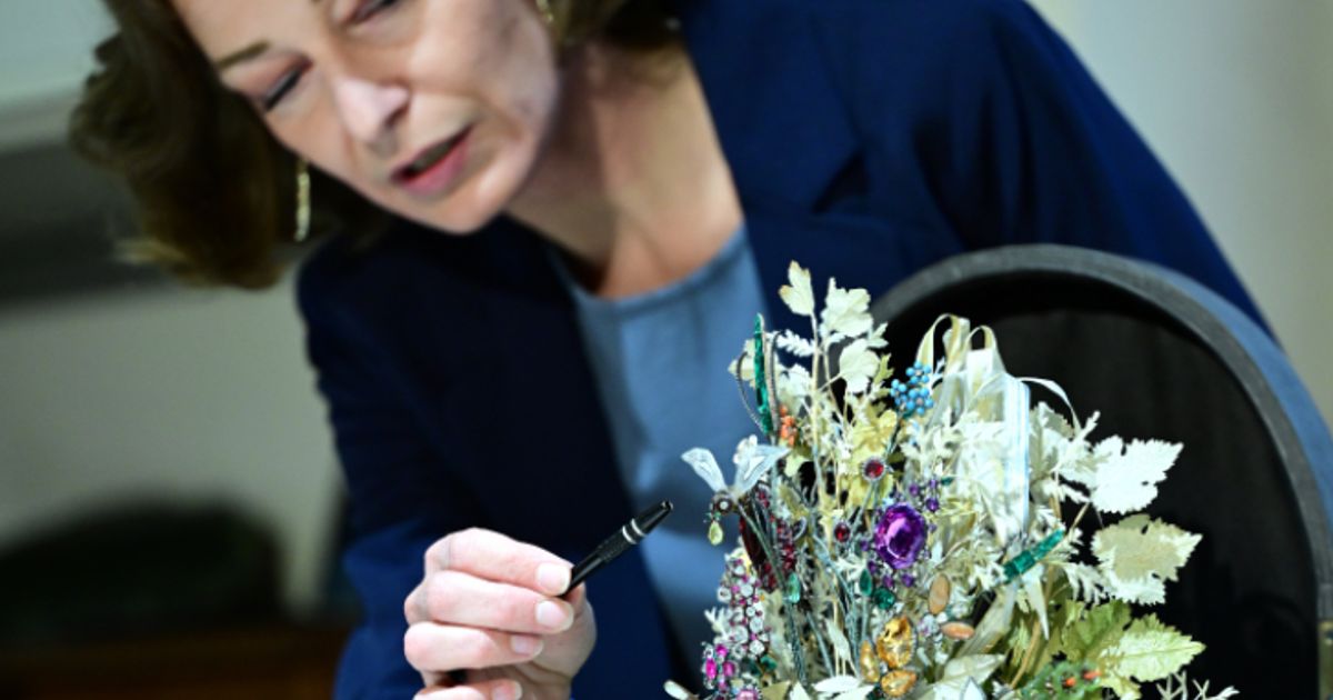 Kaiserliche-kleine-berraschung-NHM-zeigt-Edelsteinstrau-