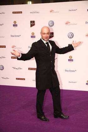 Der Graf: Der Unheilig-Sänger stotterte schon als Kind, sobald er unter hohem Leistungsdruck stand. Der Künstler bekam sein Sprachproblem durch Musik in den Griff – sobald er singt, stottert er nicht. Das Selbstbewusstsein, das er durch seine Karriere bekam, hat dazu geführt, dass er heute flüssiger spricht.