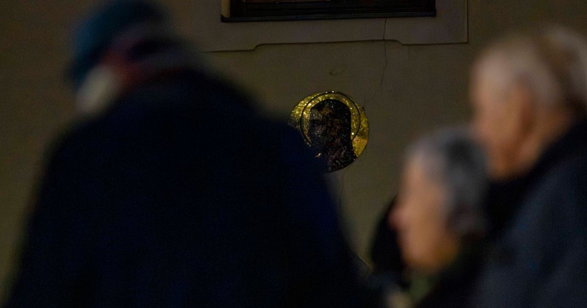 Wie-die-Tiroler-Adventfenster-die-Herzen-der-Menschen-ffnen