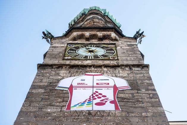 Der Innsbrucker Stadtturm als symbolträchtiger Transporteur einer Werbebotschaft. Motto: Wir sind Rad-WM!