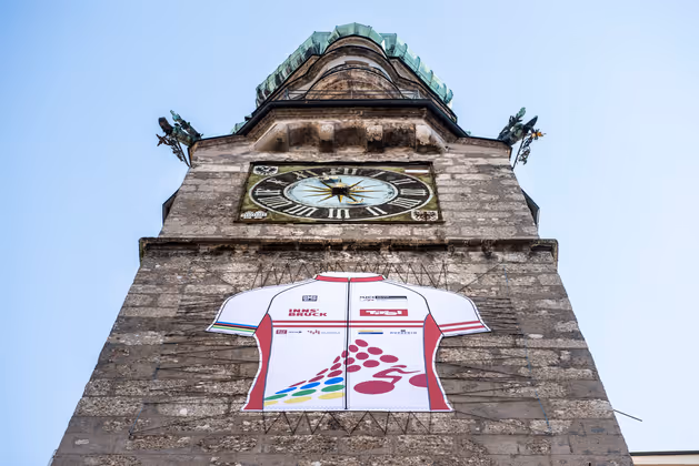 Der Innsbrucker Stadtturm als symbolträchtiger Transporteur einer Werbebotschaft. Motto: Wir sind Rad-WM!