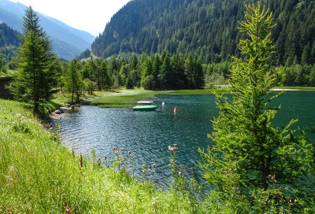 Idyllische Ruhe am dunkelgrün schimmernden Kleinod Brennersee.