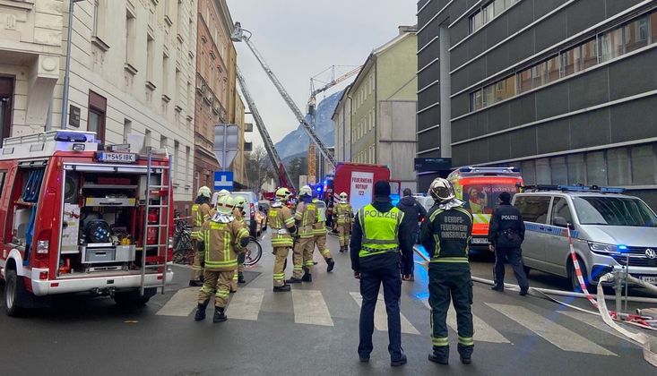 Die Feuerwehren setzten Drehleitern ein.