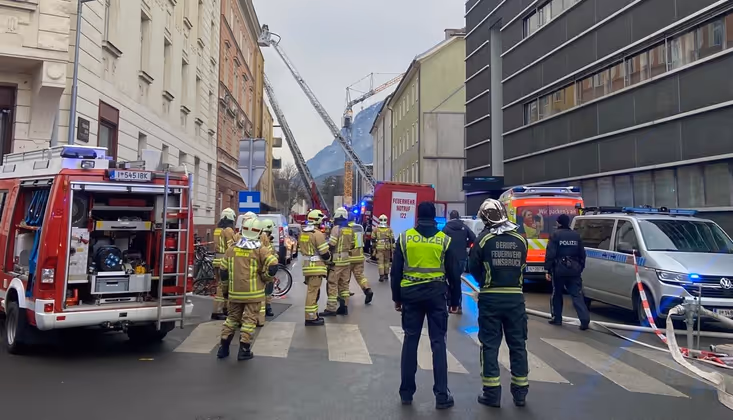 Die Feuerwehren setzten Drehleitern ein.