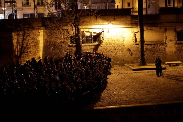 Unter Schock beobachten Menschen die brennende Kathedrale. Berichten zufolge wird "Ave Maria" angestimmt.