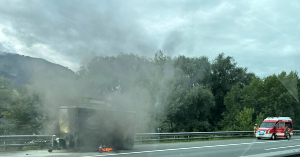Einsatz-auf-der-Inntalautobahn-Anh-nger-von-Lkw-fing-Feuer