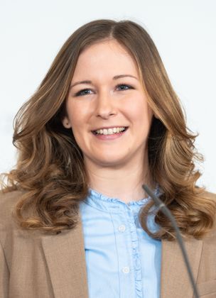 Ihren Fixtermin, das „Woodstock der Blasmusik“ hat Jugendstaatssekretärin Claudia Plakolm (ÖVP) bereits absolviert, wenn auch nur für einen Kurzbesuch. Sonst wird es wahrscheinlich Urlaub in den Bergen. „Daheim und im Wahlkampf is' am Schönsten. Hoffentlich geht sich der ein oder andere Berg aus, letztes Jahr war's der Glockner“, so Plakolm.