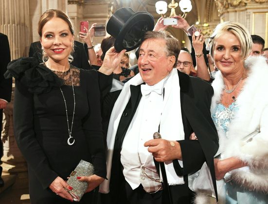 Gut gelaunt nach dem gemeinsamen Dinner: Ornella Mutti und Richard Lugner mit Begleitung Karin Karrer (r.).