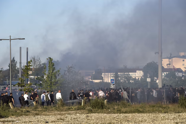 Beim Einmarsch der Besiktas-Anhänger ging schon der Rauch auf.