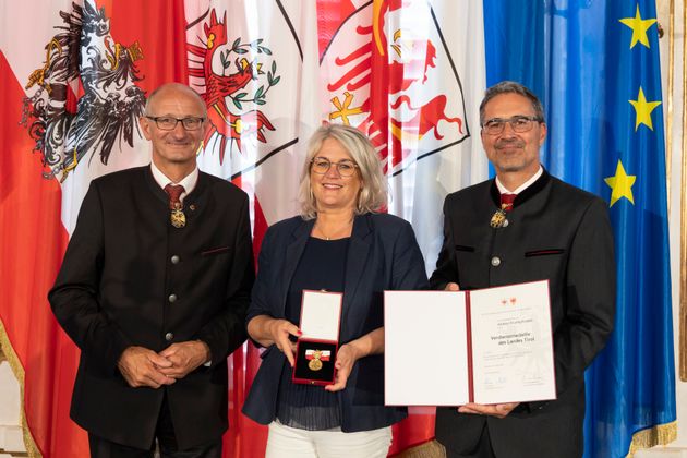 Ebenfalls mit einer Verdienstmedaille ausgezeichnet wurde Andrea Krumschnabel aus Kufstein für ihre Verdienste um das Sozialwesen, das Gemeinwohl und die Kinderbetreuung in Kufstein.