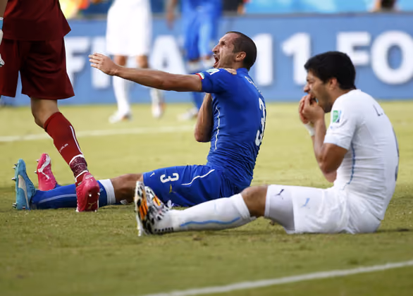 Der Aufreger dieser WM: Luis Suarez biss wieder einmal zu. Schiedsrichter Rodriguez hatte die Aktion nicht gesehen, der Uruguay-Stürmer wurde später aufgrund der TV-Bilder für neuen Spiele gesperrt und mit einem viermonatigen Berufsverbot belegt.