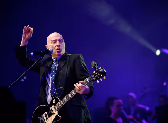 Midge Ure von "Ultravox" eröffnete den klassischen Rockabend im feinen Zwirn. "Dancing with tears in my eyes" geht immer noch in die Beine. Und ans Herz!
