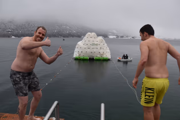 Nur die Mutigsten trauen sich vom drei Meter hohen Turm an der Seepromenade in Pertisau ins Wasser zu springen.