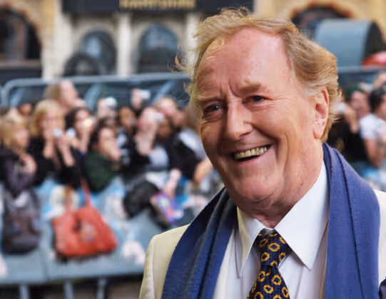 3. August: Robert Hardy (✝ 91) | Bevor er sich der Schauspielerei zuwandte, studierte der Brite in Oxford bei J.R.R. Tolkien und C. S. Lewis Literaturwissenschaften. Eine seiner letzten Rollen war die des Zaubereiministers Cornelius Fudge in vier "Harry Potter"-Filmen.