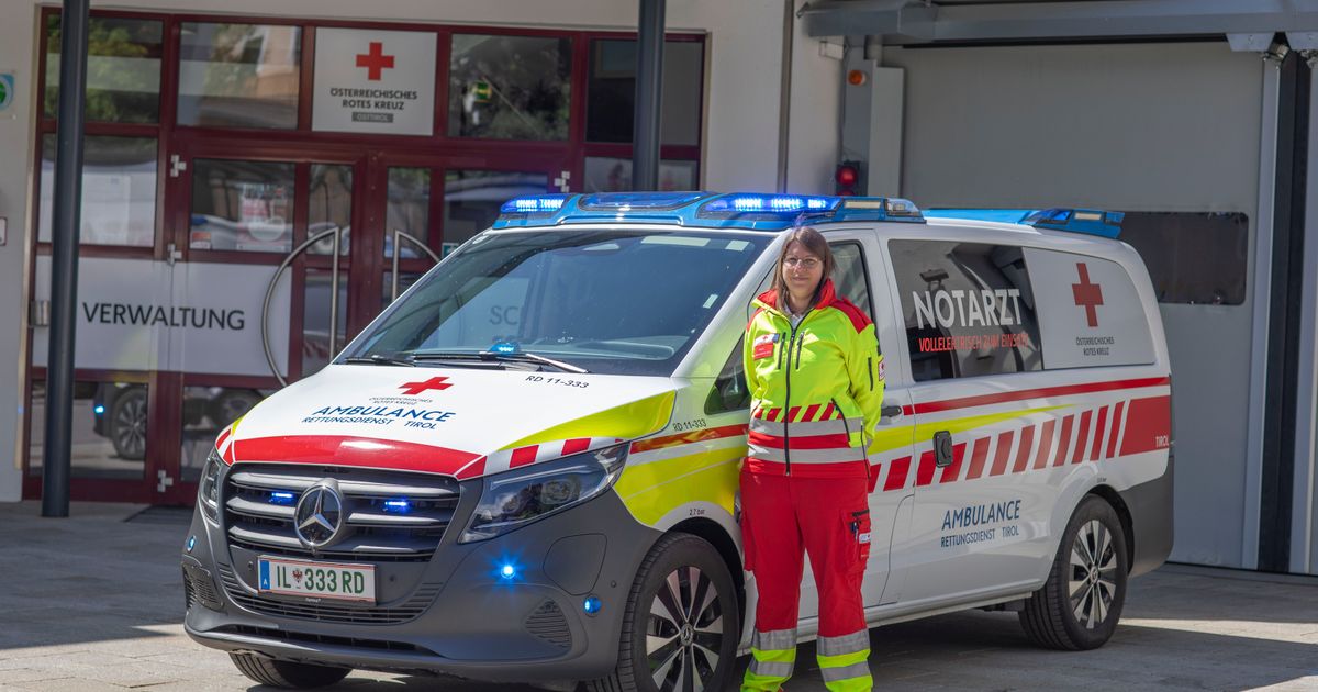 Rotes-Kreuz-Tirol-startet-Pilotprojekt-Notarztwagen-mit-Elektroantrieb-im-Einsatz