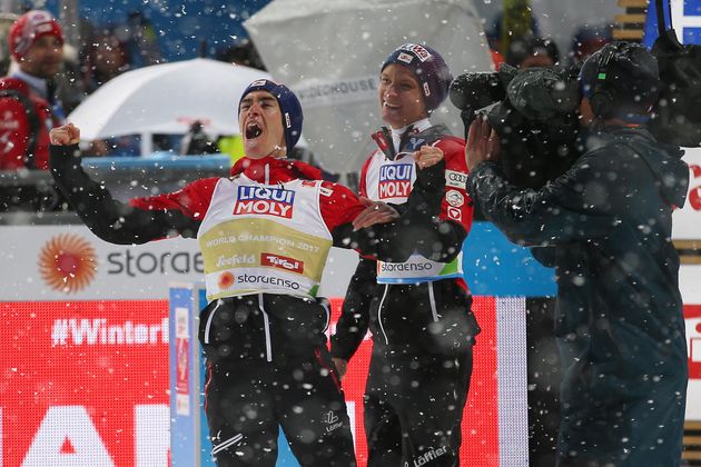 1. März: Stefan Kraft hat im Einzelbewerb der Skispringer bei den Nordischen Ski-Weltmeisterschaften in Seefeld nach einem irregulären Bewerb von der Normalschanze noch Bronze geholt. Der Titelverteidiger musste sich nur den beiden Polen Dawid Kubacki und Kamil Stoch beugen.