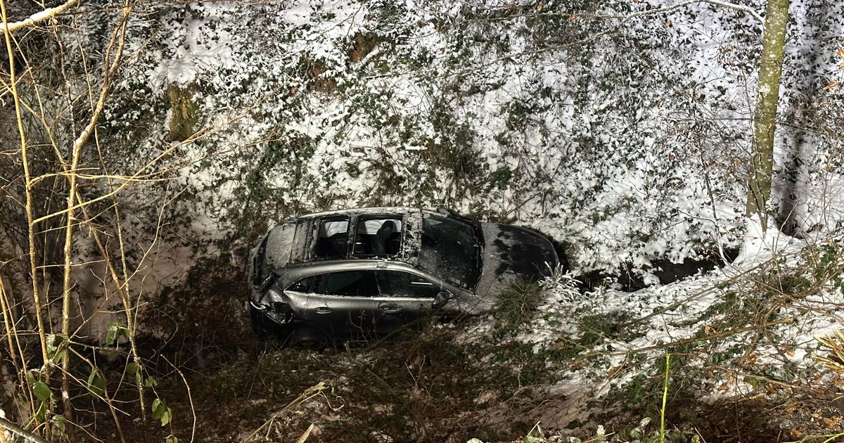 Auto-st-rzte-in-Scheffau-15-Meter-ber-Abhang-Vier-Verletzte