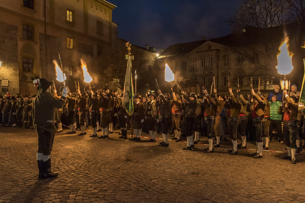 Bei dem Landesüblichen Empfang im Anschluss an die Messe feuerte die Schützenkompanie Amras anschließend eine Ehrensalve ab.