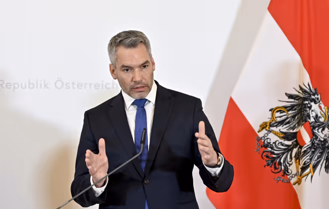 „Wenn wir einen Weg gefunden haben, werden die Grünen den Weg mitgehen." – Innenminister Karl Nehammer (ÖVP) will auch die Sicherungshaft unwiderstehlich machen.
