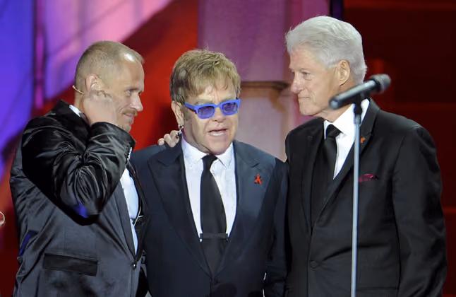 Eröffnungszeremonie 2013: Elton John (mitte) und Bill Clinton mit Organisator Gery Keszler.