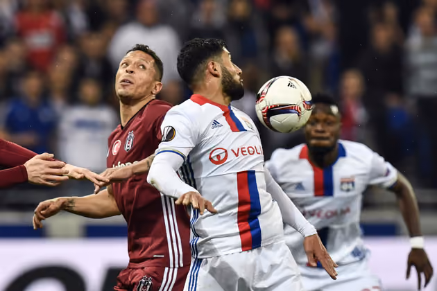 So konnte die Partie ausgetragen werden. Lyon siegte durch zwei späte Tore 2:1.