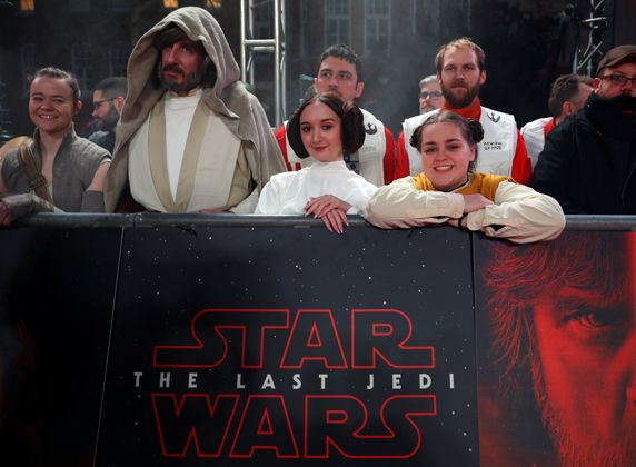 Fans in "Star Wars"-Kostümen.