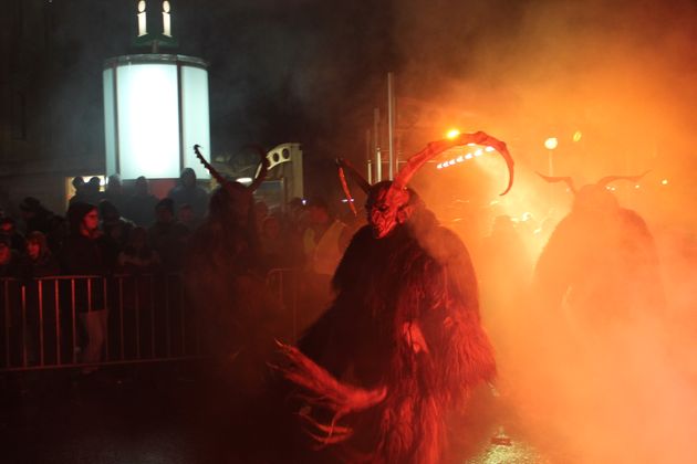 Kramsacher Bergtoifi beim Krampuslauf in Imst.