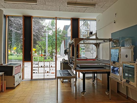 Im Makers Lab lernen die Workshopteilnehmenden die Fertigungsmethoden eines Lasercutters und 3D-Druckers kennen.