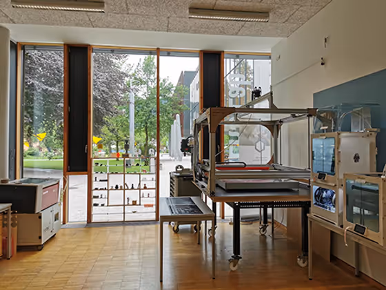 Im Makers Lab lernen die Workshopteilnehmenden die Fertigungsmethoden eines Lasercutters und 3D-Druckers kennen.