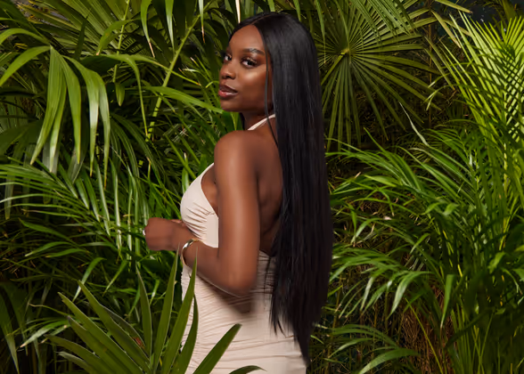 LINDA NOBAT: Sie hat schon RTL-Erfahrung, sie buhlte unlängst (und erfolglos) um das Herz von „Bachelor" Niko Griesert. Die „Miss Hessen" von 2018 gibt sich im Vorfeld der Show sehr selbstbewusst und sagt: „Ich weiß, dass ich gewinnen werde." Alles klar.