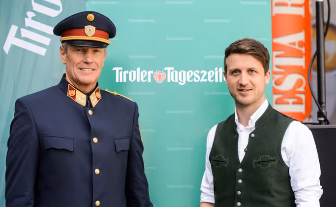 Kamen beide in ihrer Uniform: Bezirkspolizeikommandant Gerhard Niederwieser (l.) und Tourismusverbands-Direktor Elias Walser.