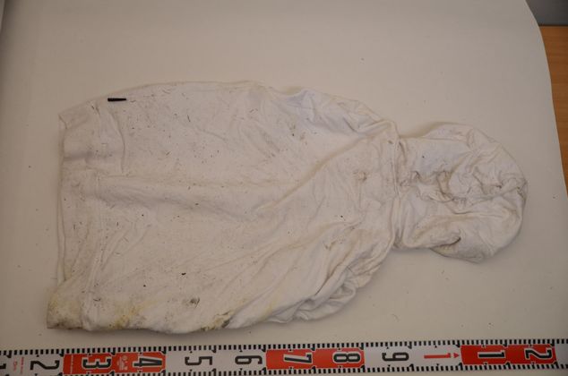 Eine weiße Jacke mit Kapuze und